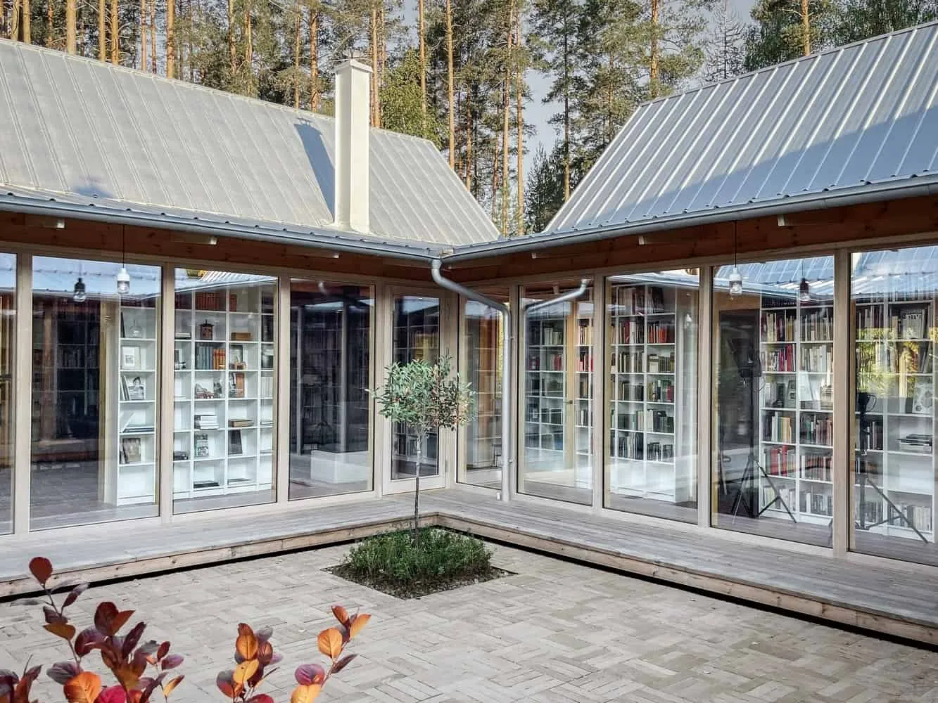 图书馆住宅由Fria Folket + Hanna Michelson设计：被书籍环绕的庭院住宅