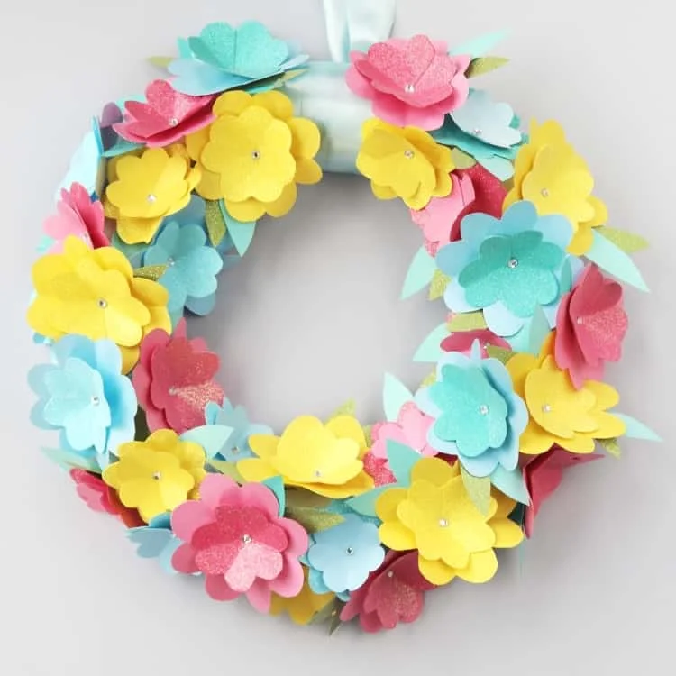11. DIY collar con flores recortadas