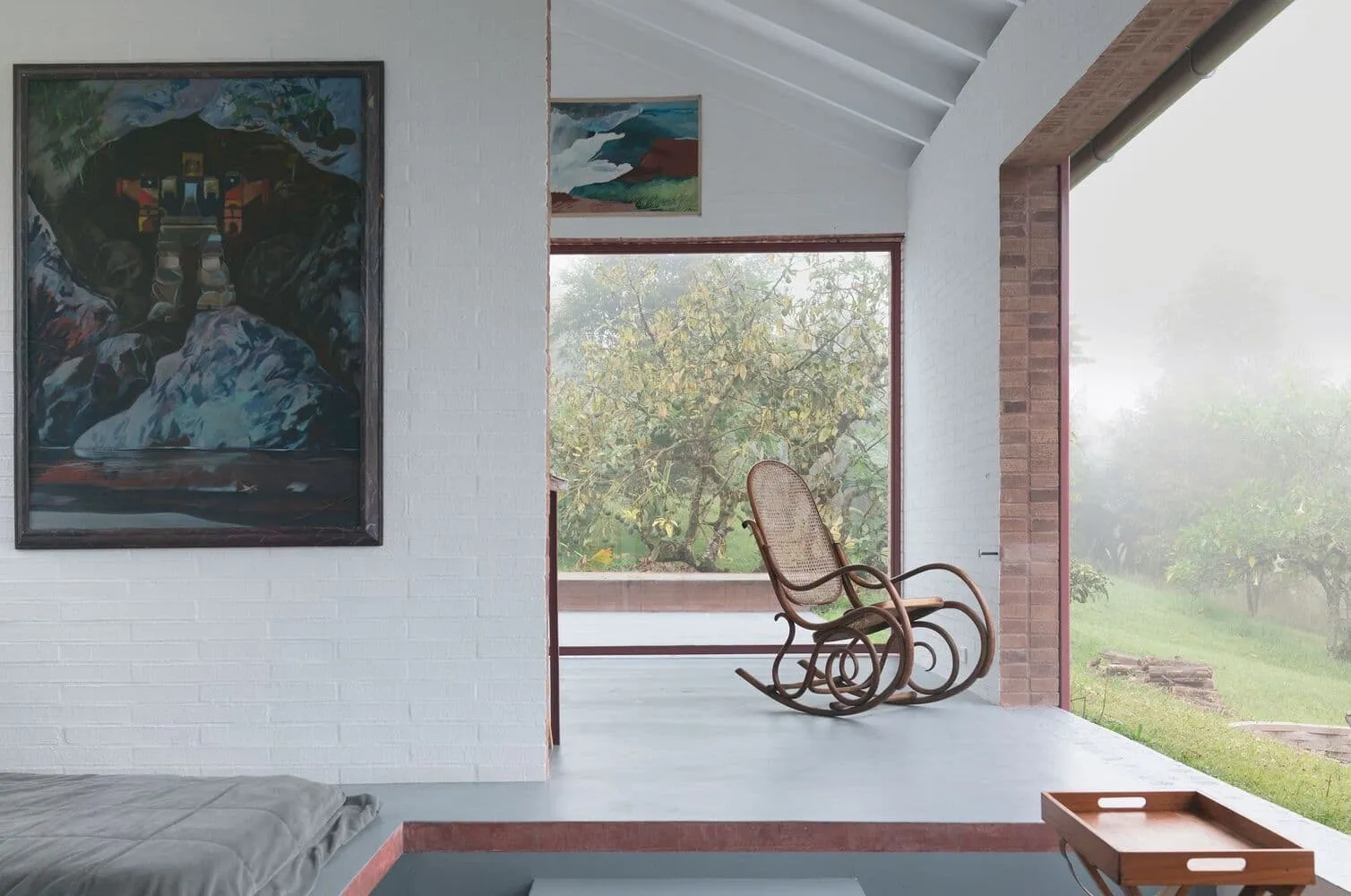 LCLA Office设计的奥卡里纳之家——哥伦比亚高原上的紧凑砖房与艺术家画廊