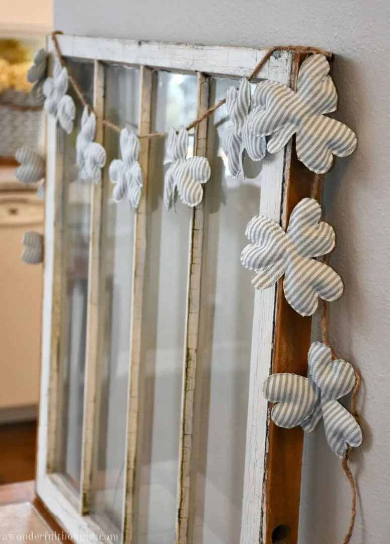 10. Guirnalda de trébol rayada y rellena