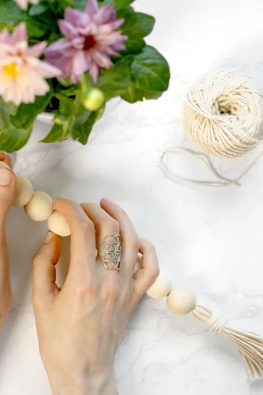 5. Guirnalda de esfera de madera lisa y brillante