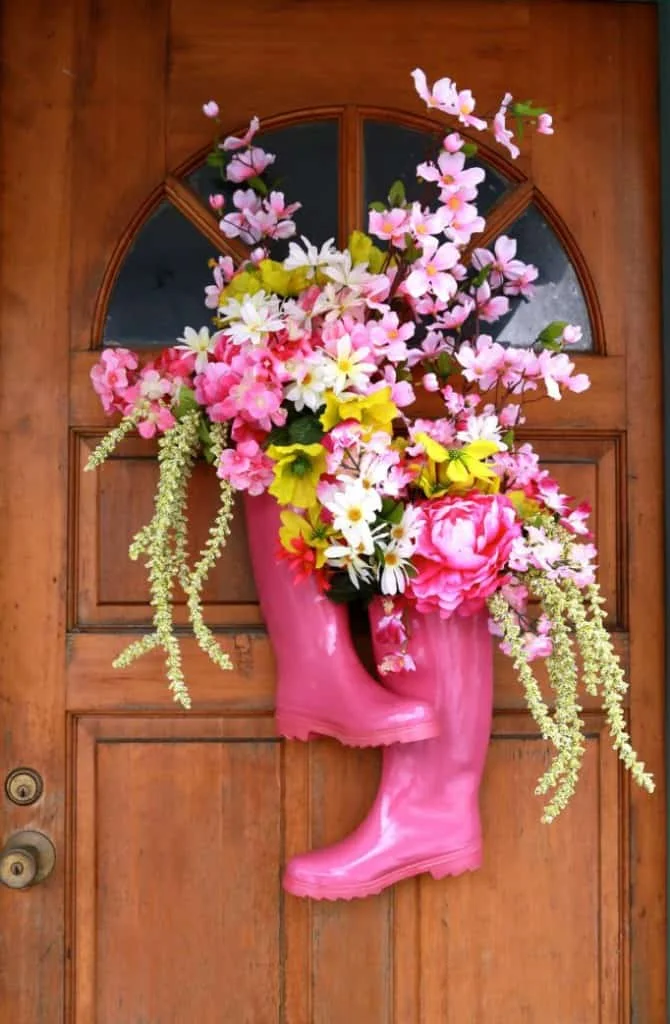12. DIY botas rosadas para decoración de puerta en primavera