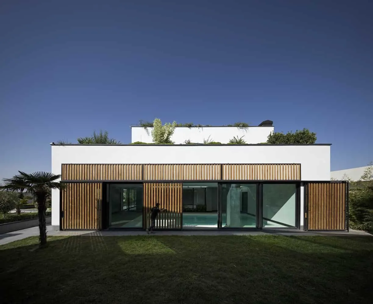 Ханна Вилла от Eade Va Ejra: перекрывающиеся кубы создают частную оазис в Хаштгерде