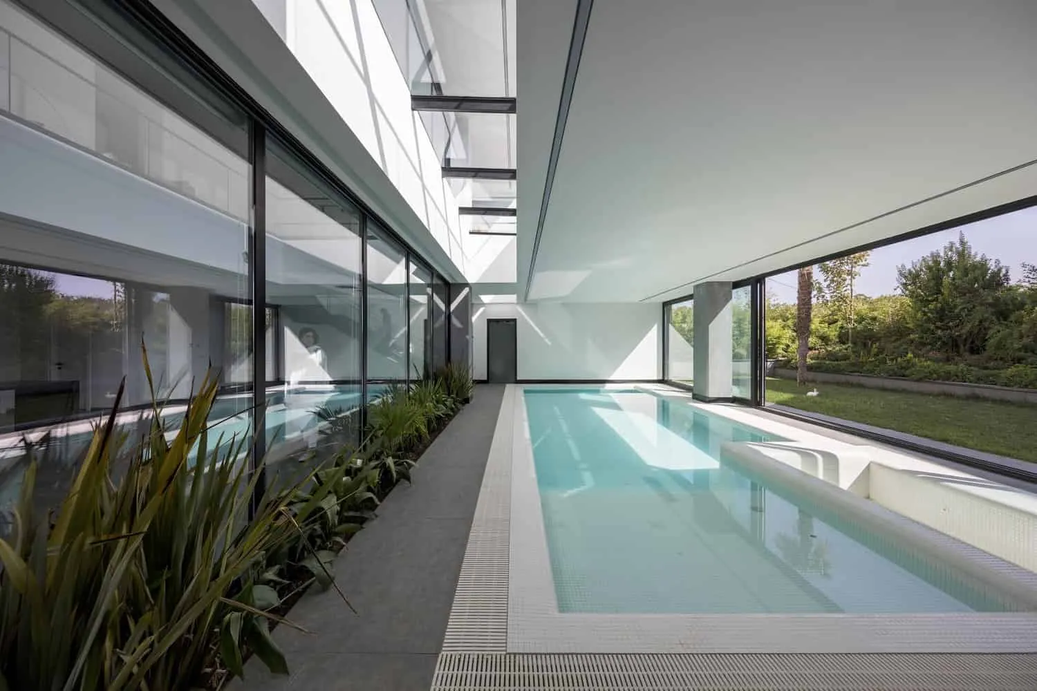 Ханна Вилла от Eade Va Ejra: перекрывающиеся кубы создают частную оазис в Хаштгерде