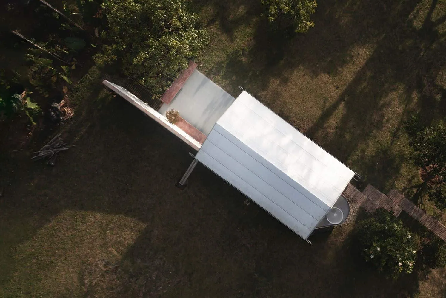 LCLA Office设计的奥卡里纳之家——哥伦比亚高原上的紧凑砖房与艺术家画廊