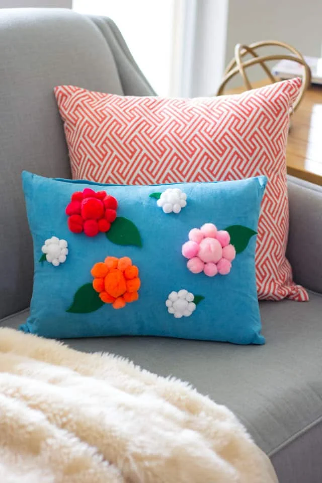 10. DIY almohada de flores de tela