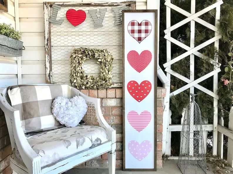 6. Tarjeta de madera con corazones en la terraza