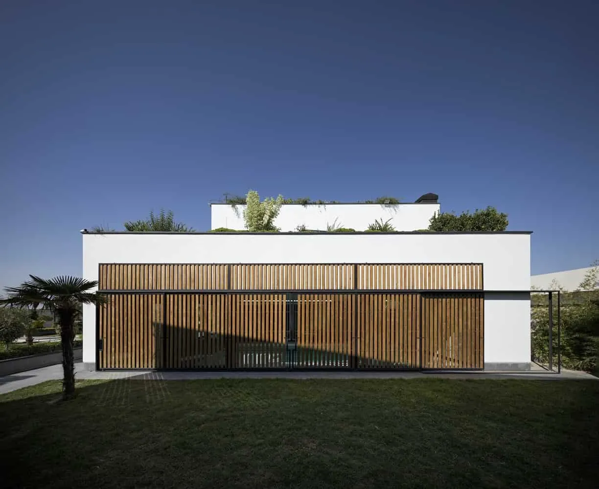 Ханна Вилла от Eade Va Ejra: перекрывающиеся кубы создают частную оазис в Хаштгерде