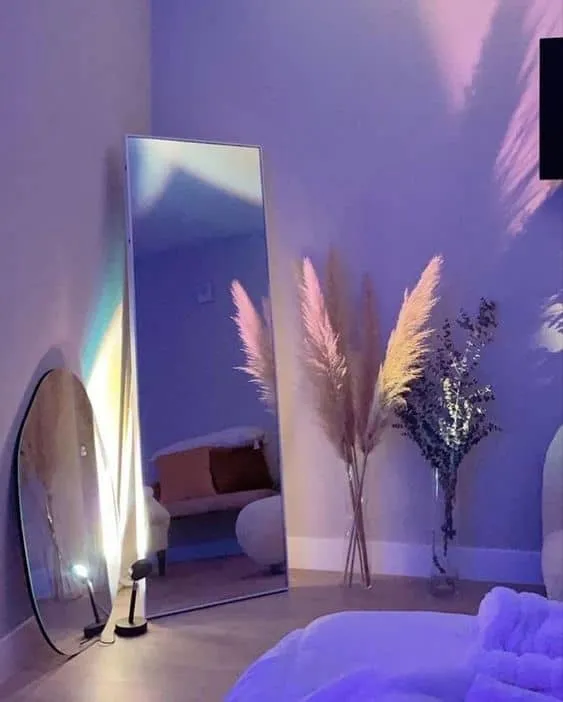 简约风格的少女卧室设计，搭配紫色装饰