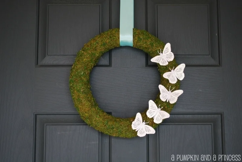 2. DIY collar con musgo y mariposa