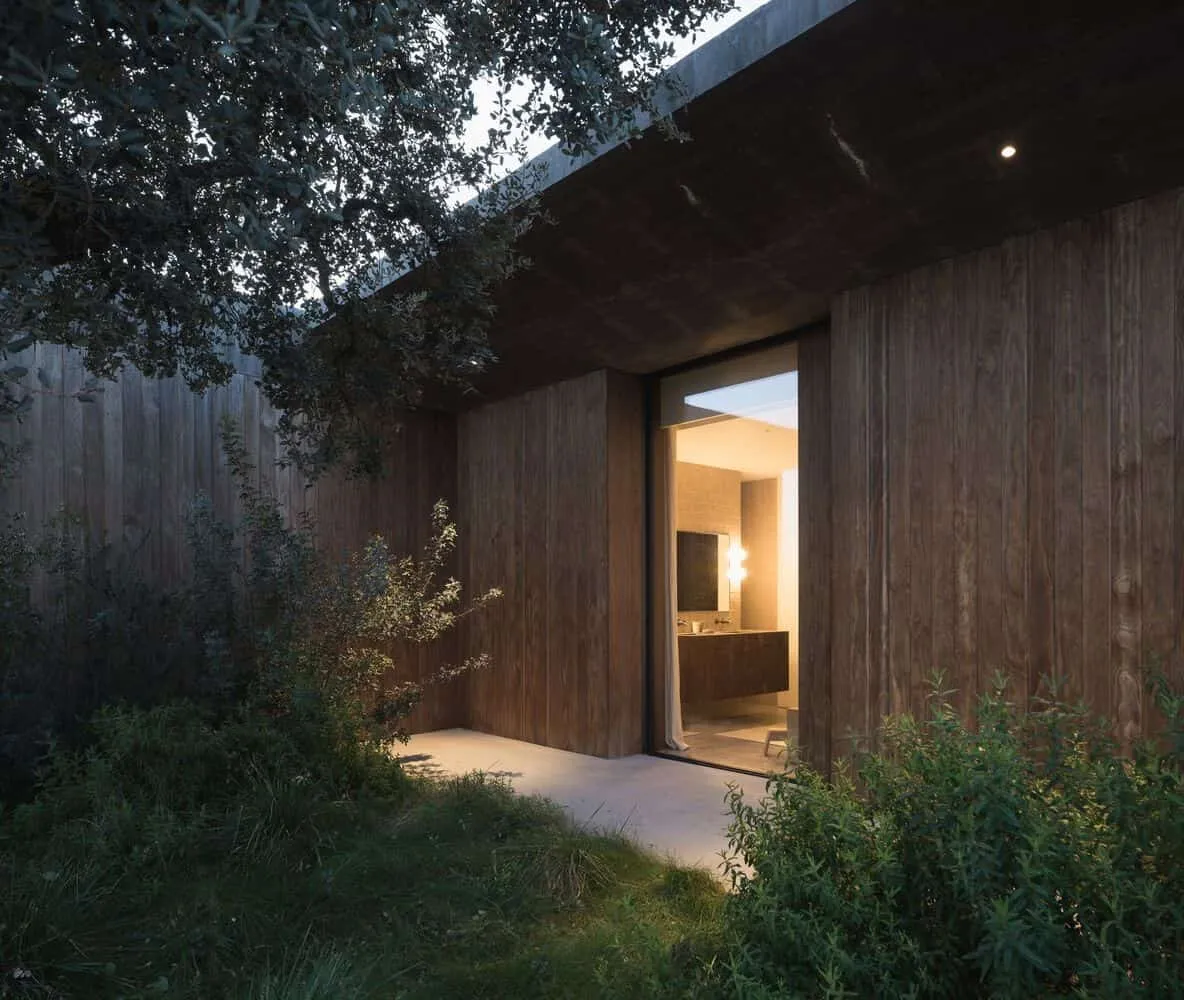 Fonten-das-Peredise住宅由GB Arquitectos设计：现代混凝土与松木别墅位于阿尔恩特海
