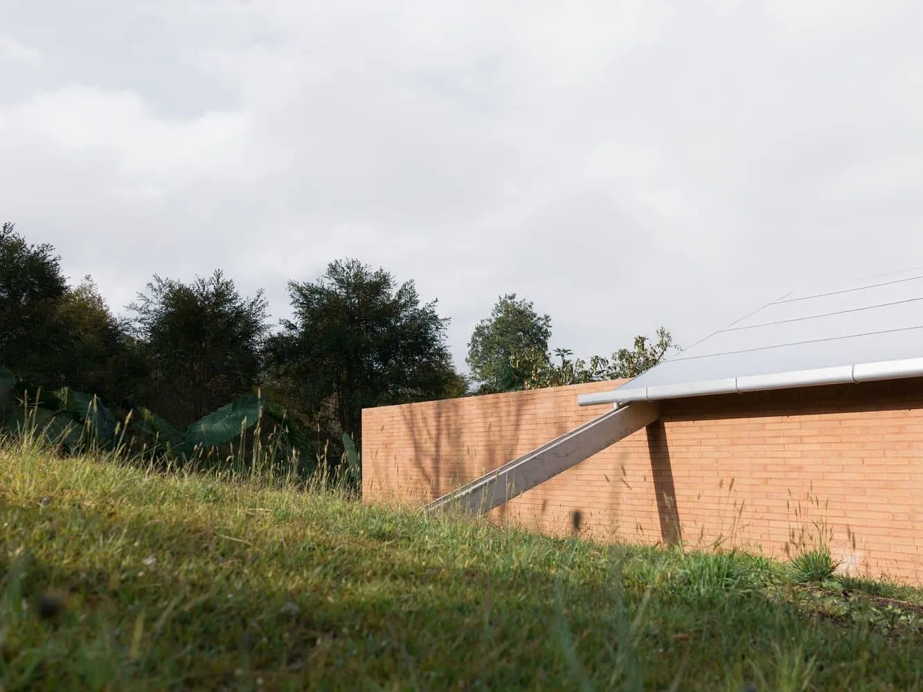 LCLA Office设计的奥卡里纳之家——哥伦比亚高原上的紧凑砖房与艺术家画廊