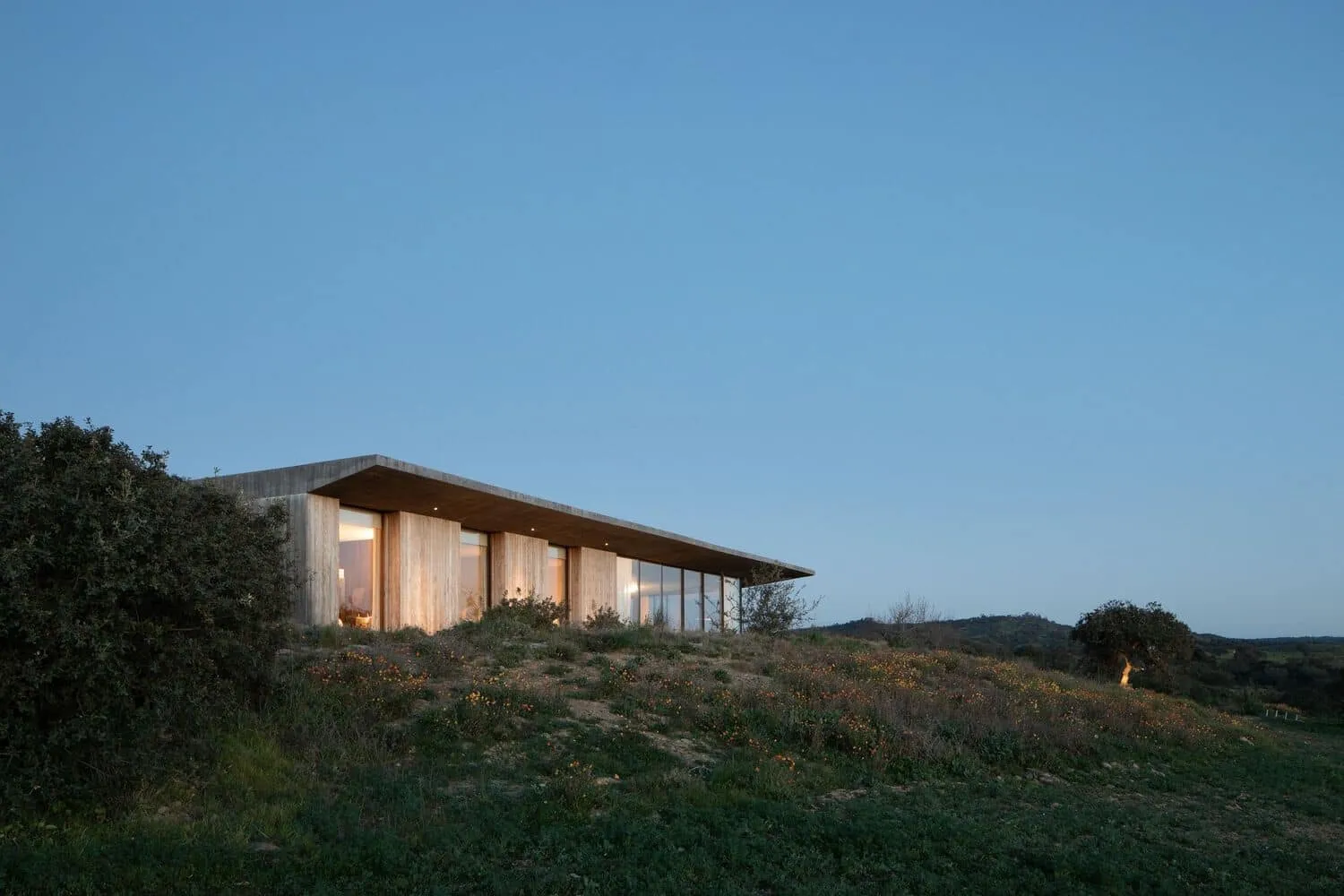 Fonten-das-Peredise住宅由GB Arquitectos设计：现代混凝土与松木别墅位于阿尔恩特海