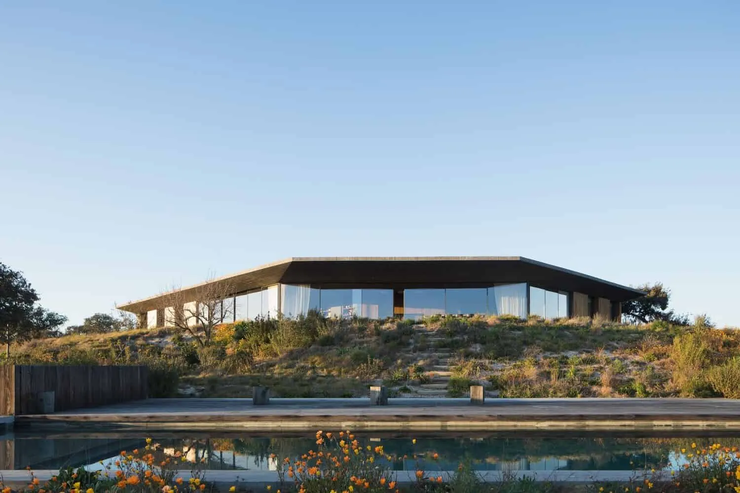 Fonten-das-Peredise住宅由GB Arquitectos设计：现代混凝土与松木别墅位于阿尔恩特海