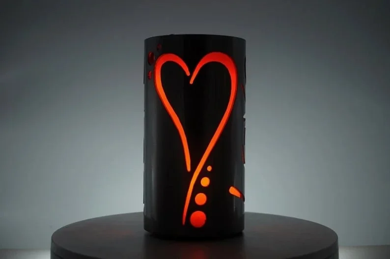 9. Vela decorativa de metal con la palabra Amor