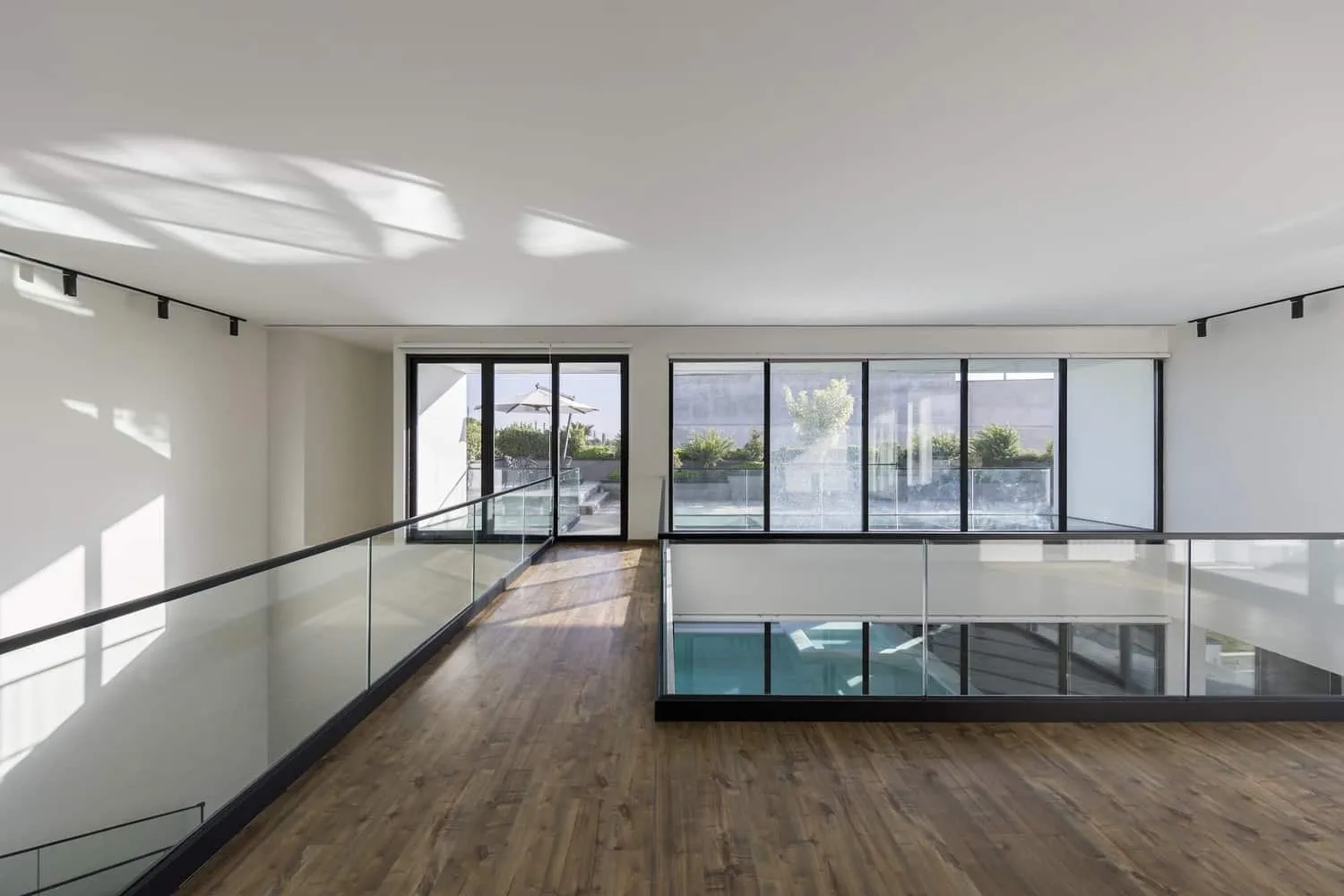 Ханна Вилла от Eade Va Ejra: перекрывающиеся кубы создают частную оазис в Хаштгерде