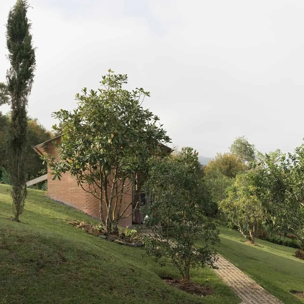 LCLA Office设计的奥卡里纳之家——哥伦比亚高原上的紧凑砖房与艺术家画廊