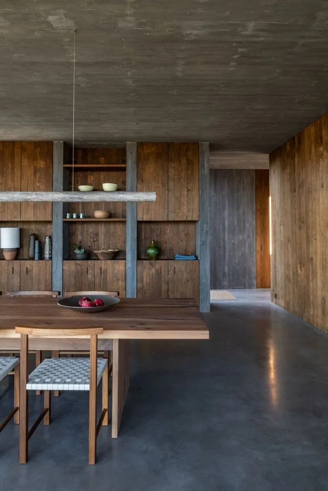 Fonten-das-Peredise住宅由GB Arquitectos设计：现代混凝土与松木别墅位于阿尔恩特海