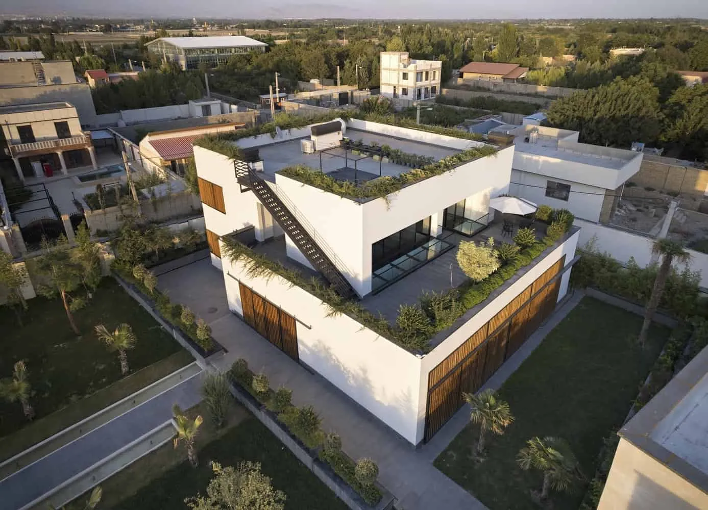 Ханна Вилла от Eade Va Ejra: перекрывающиеся кубы создают частную оазис в Хаштгерде