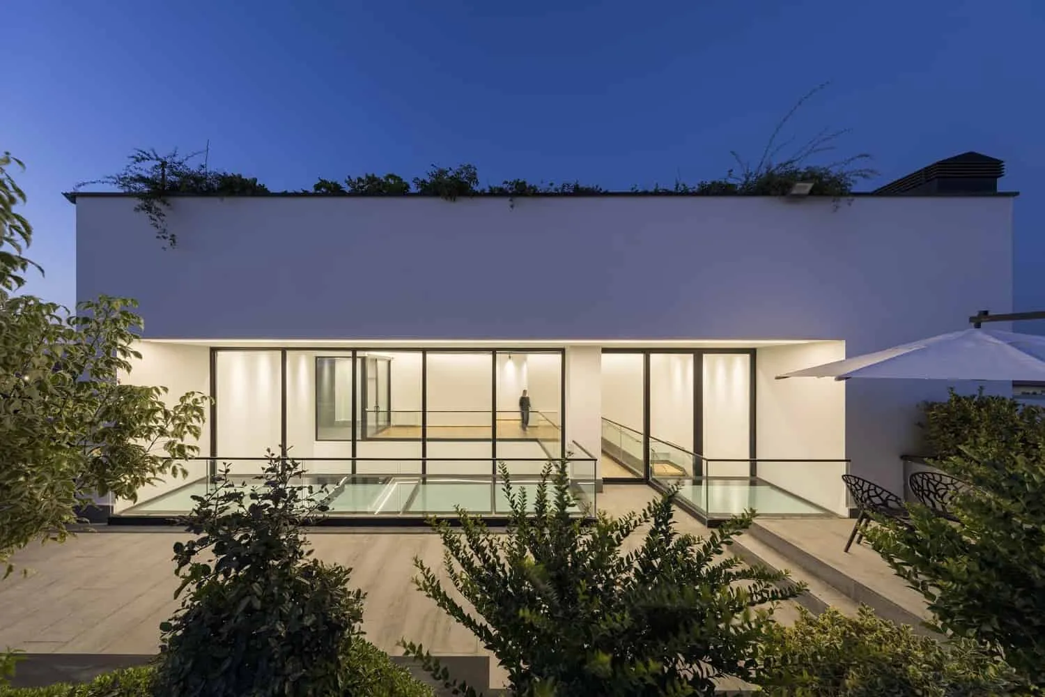 Ханна Вилла от Eade Va Ejra: перекрывающиеся кубы создают частную оазис в Хаштгерде