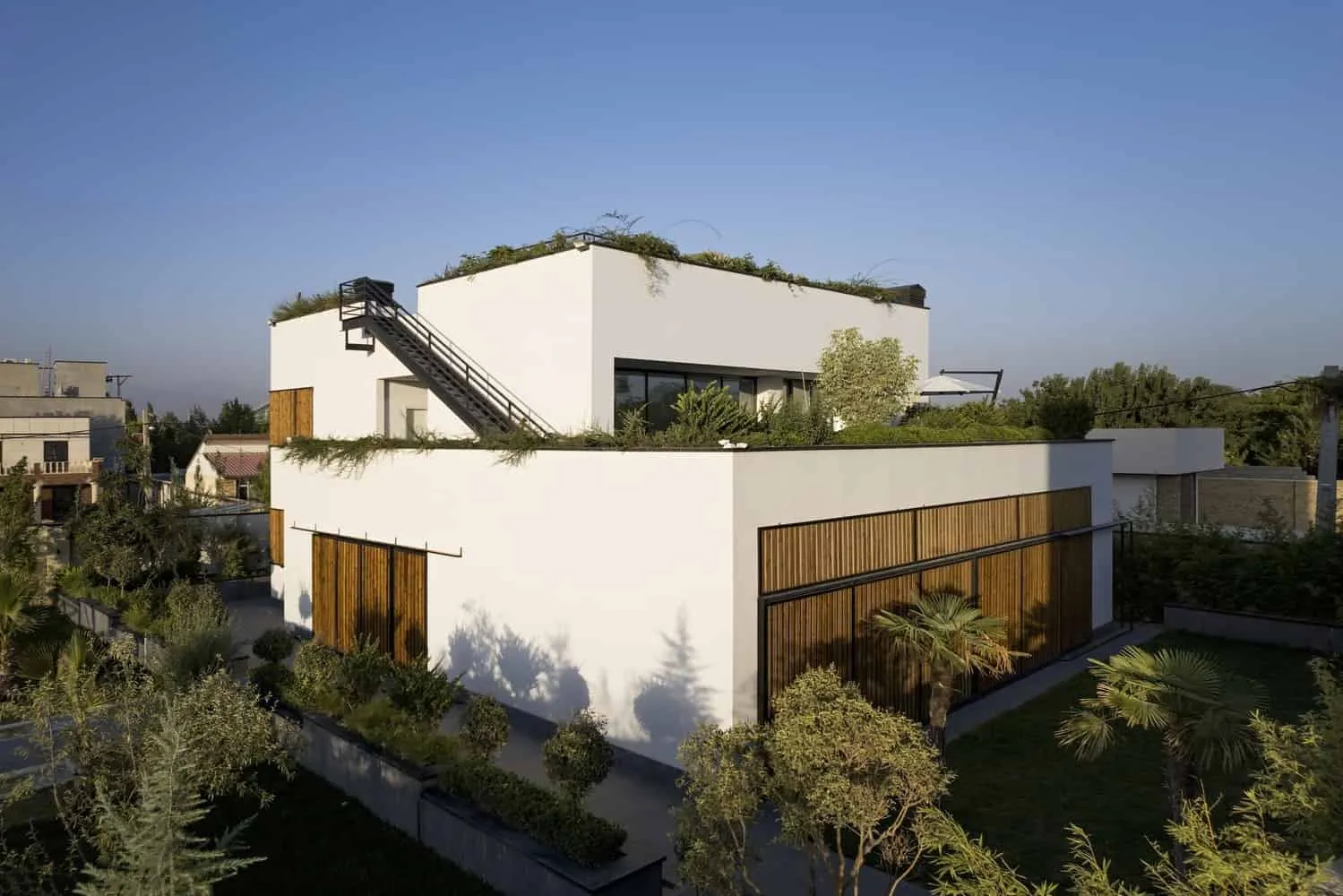 Ханна Вилла от Eade Va Ejra: перекрывающиеся кубы создают частную оазис в Хаштгерде