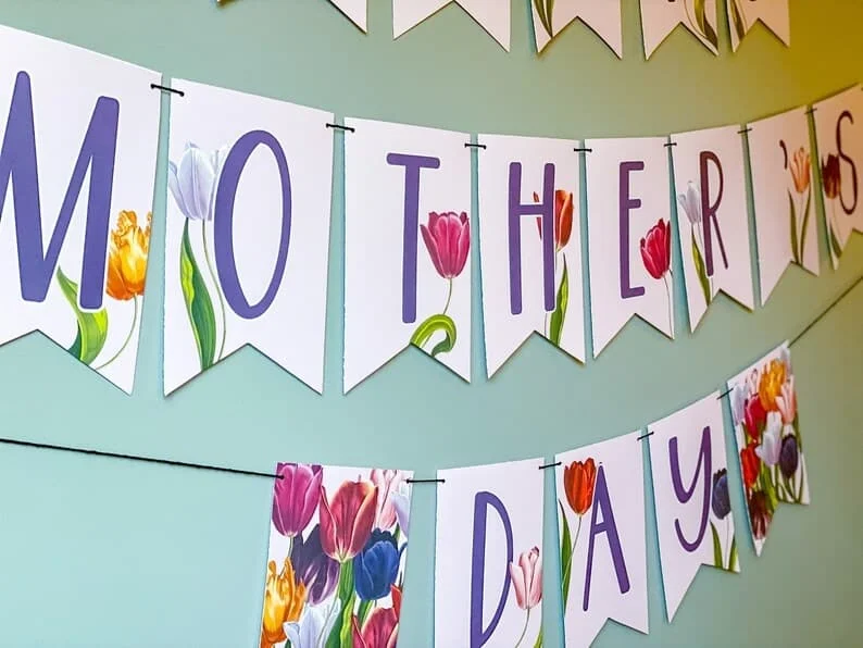 11. Pancarta floral impresa con felicitación para el Día de la Madre