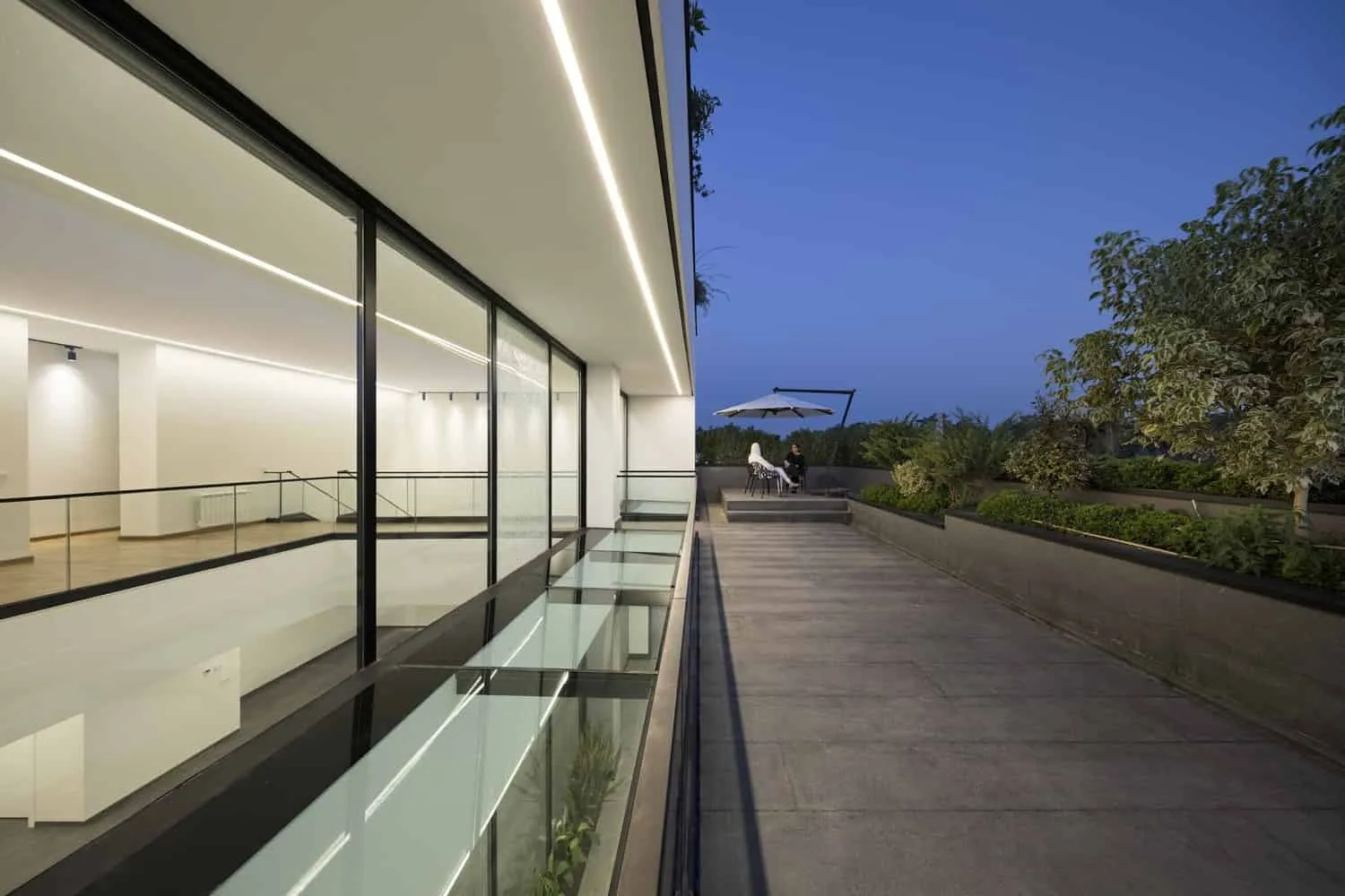 Ханна Вилла от Eade Va Ejra: перекрывающиеся кубы создают частную оазис в Хаштгерде