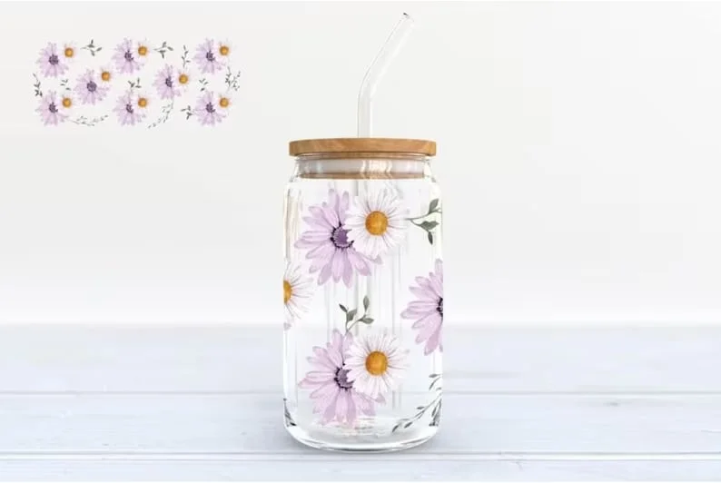 9. Taza púrpura y blanca con flores de café frío