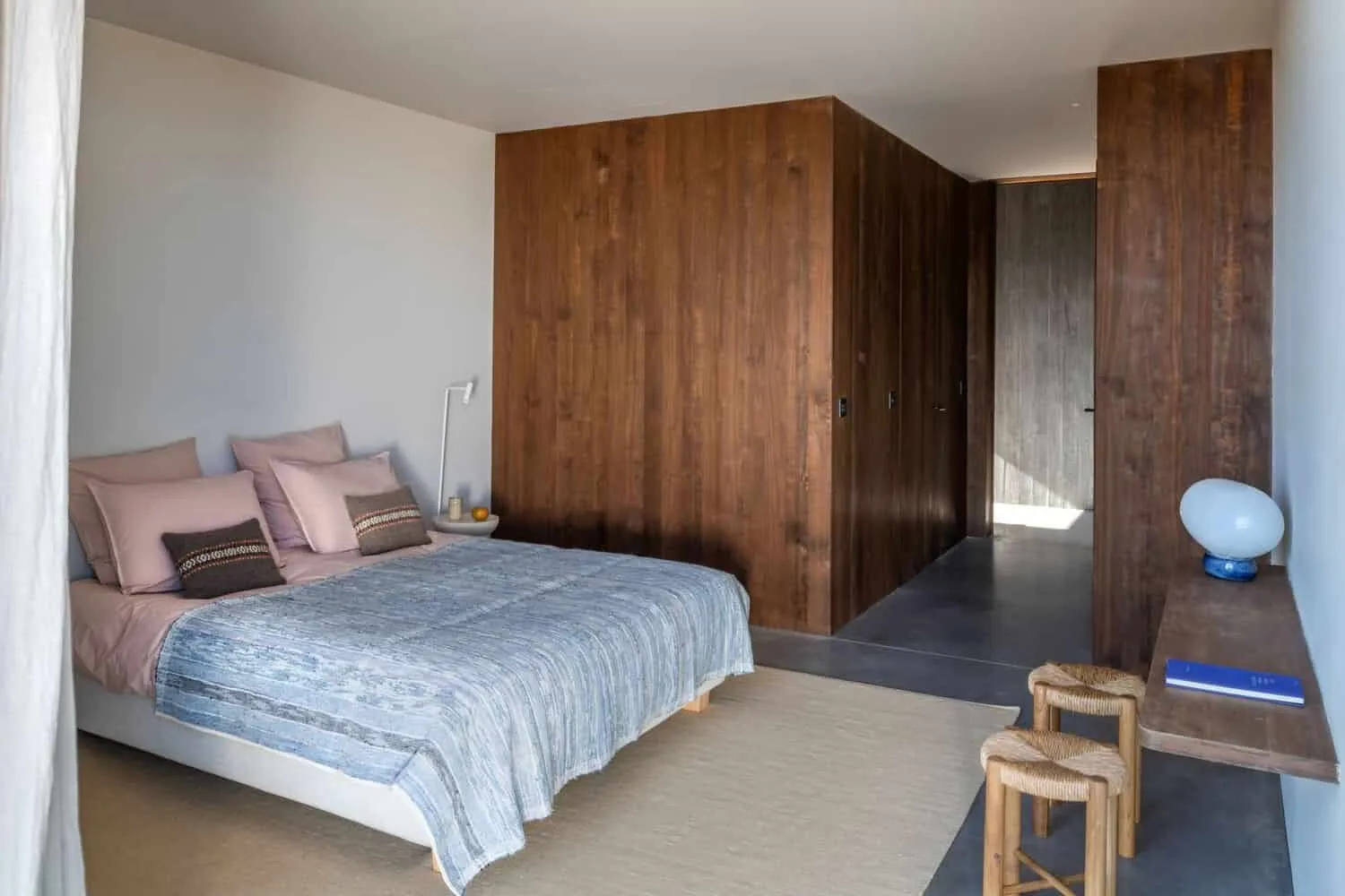 Fonten-das-Peredise住宅由GB Arquitectos设计：现代混凝土与松木别墅位于阿尔恩特海