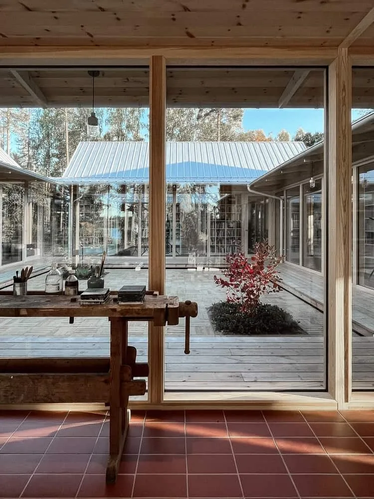 图书馆住宅由Fria Folket + Hanna Michelson设计：被书籍环绕的庭院住宅