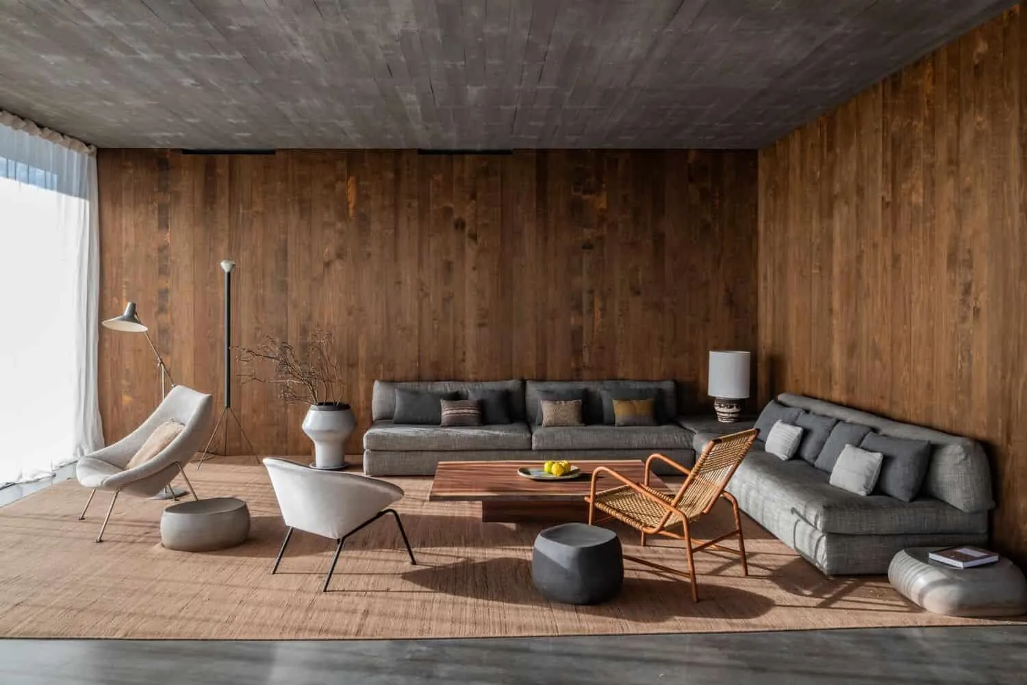 Fonten-das-Peredise住宅由GB Arquitectos设计：现代混凝土与松木别墅位于阿尔恩特海