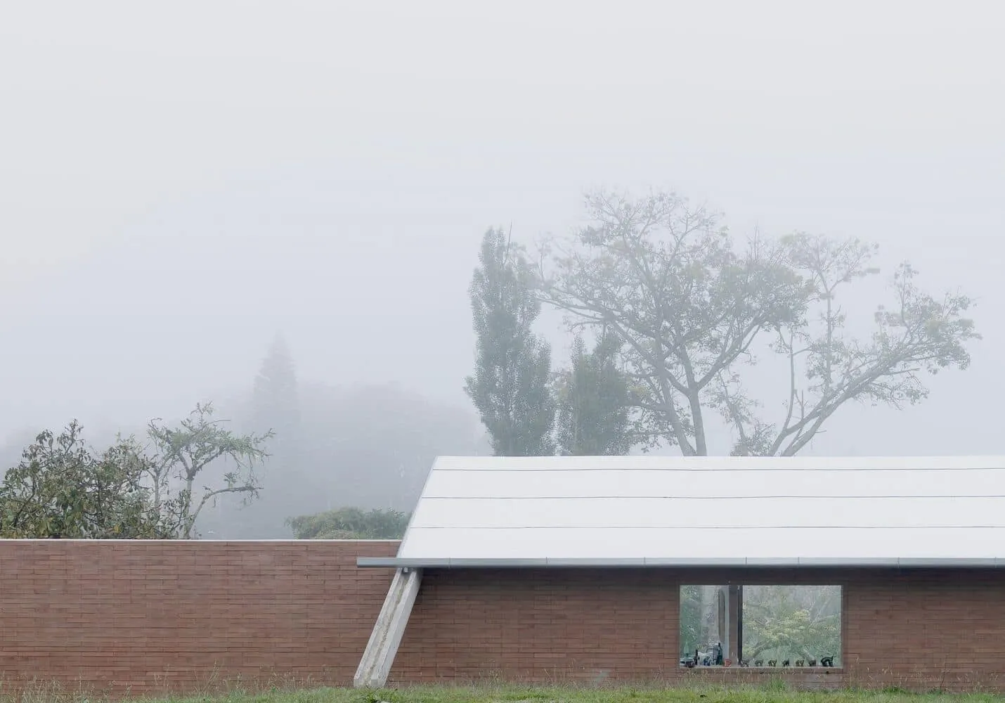 LCLA Office设计的奥卡里纳之家——哥伦比亚高原上的紧凑砖房与艺术家画廊