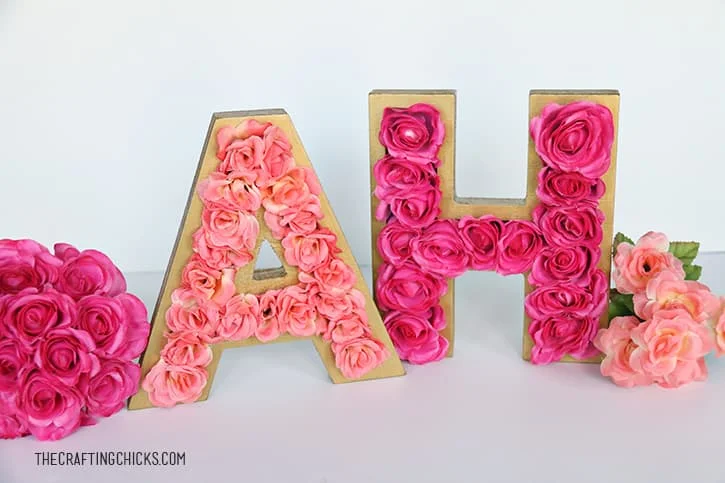 13. DIY letras florales monogramadas para primavera