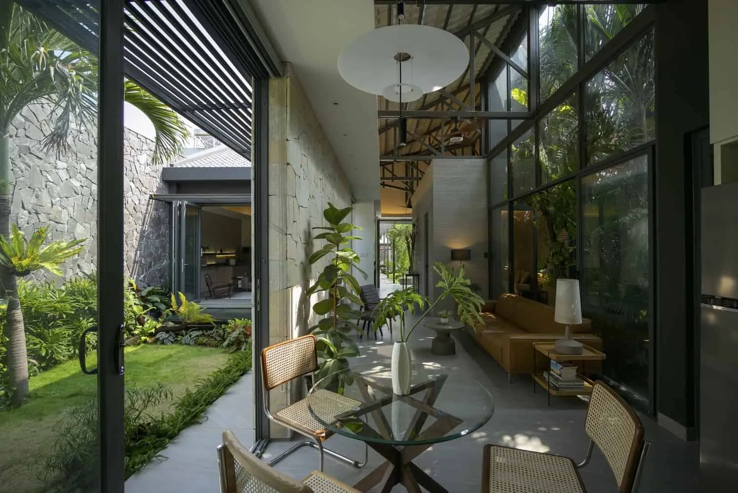 K.house 由 KCONCEPT + KOHARCHITECTS 设计，位于越南潘切市