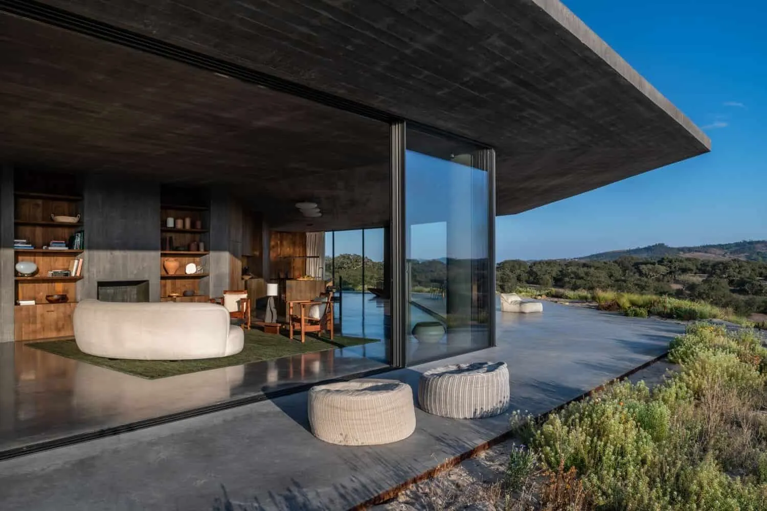 Fonten-das-Peredise住宅由GB Arquitectos设计：现代混凝土与松木别墅位于阿尔恩特海