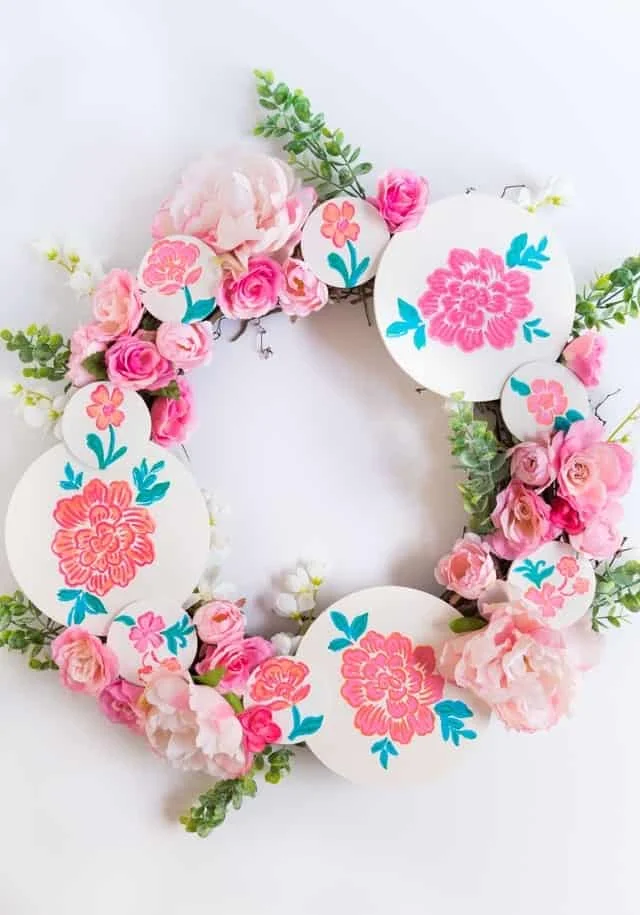 13. Collar con dibujo floral en un círculo de madera