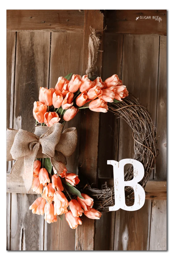 14. Collar con monograma de tulipán