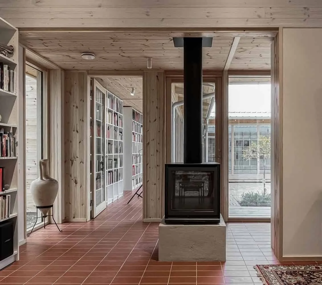 图书馆住宅由Fria Folket + Hanna Michelson设计：被书籍环绕的庭院住宅