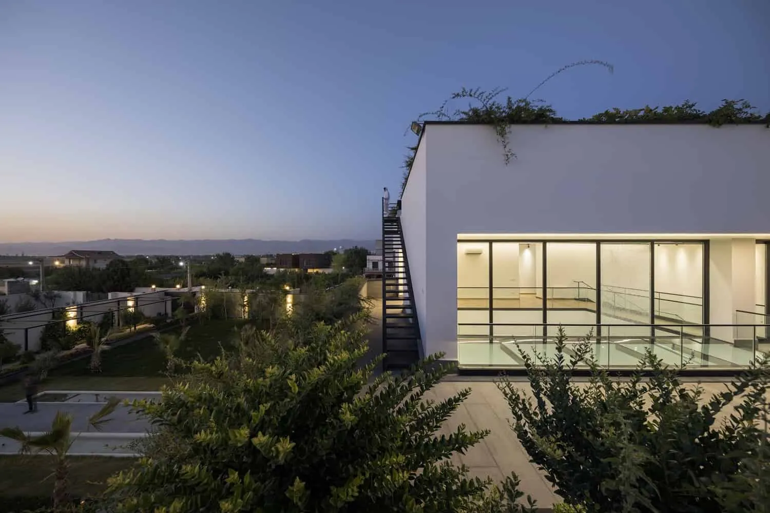 Ханна Вилла от Eade Va Ejra: перекрывающиеся кубы создают частную оазис в Хаштгерде