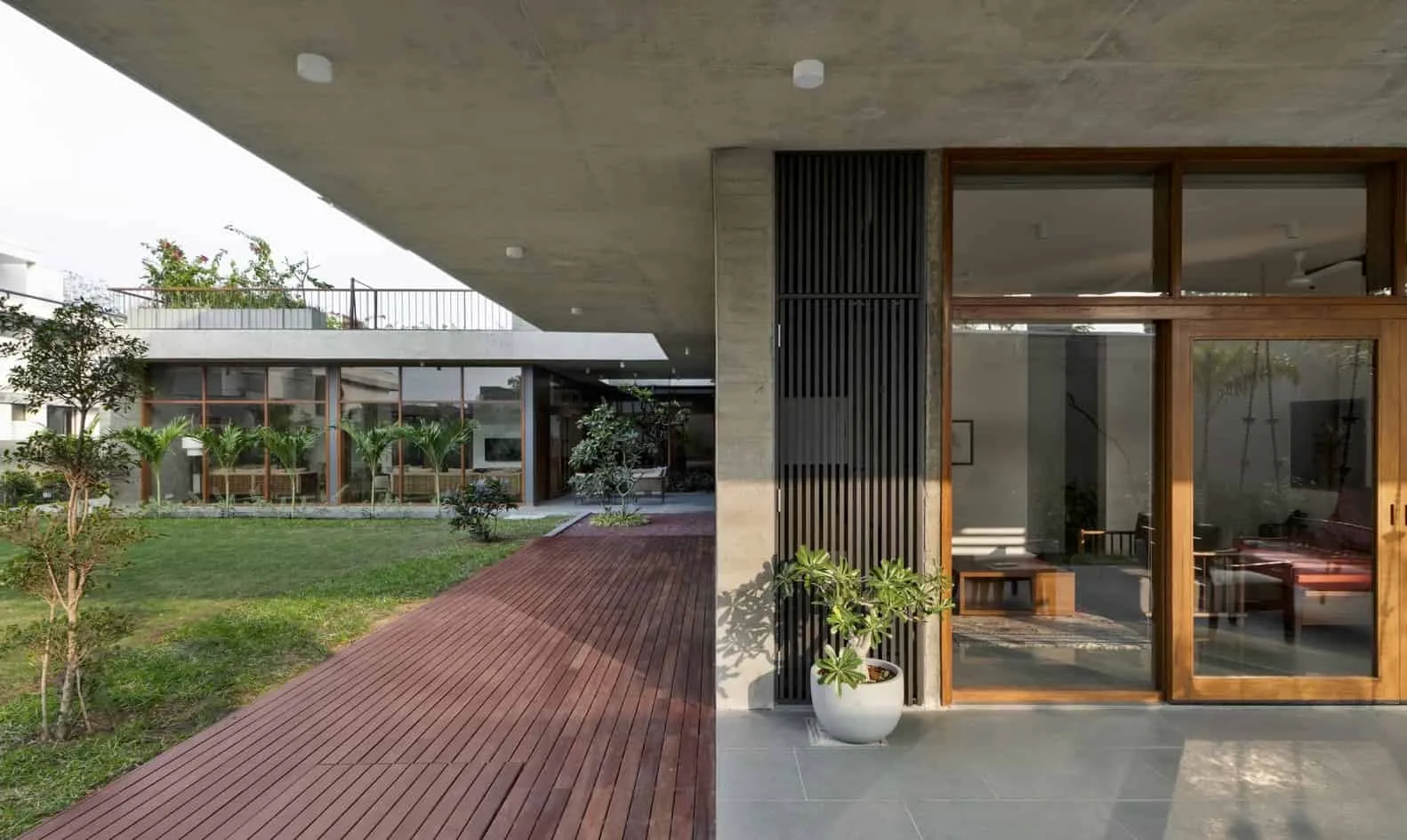 The Hovering House by Modo Designs: A Modern L-Shaped Home for Three Generations in Ahmedabad