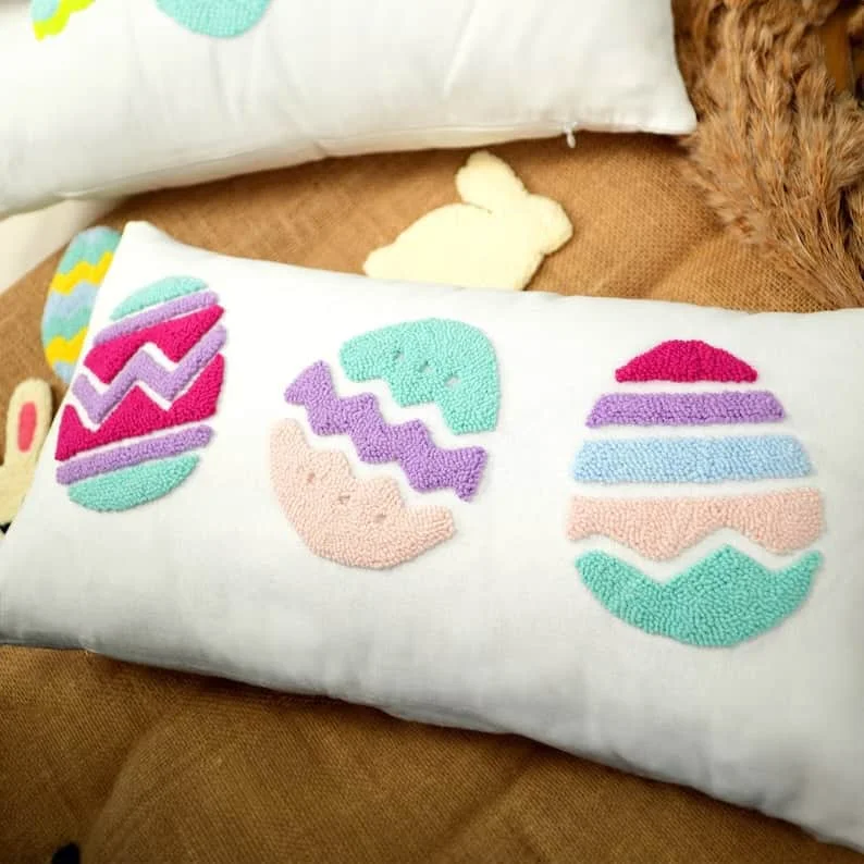 15. Almohadas bordadas con huevos