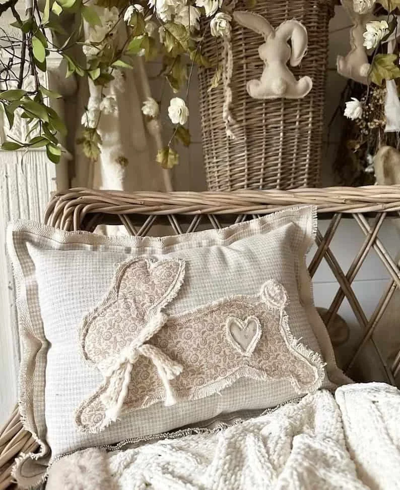 8. Trabajo artesanal vintage de almohada con conejo