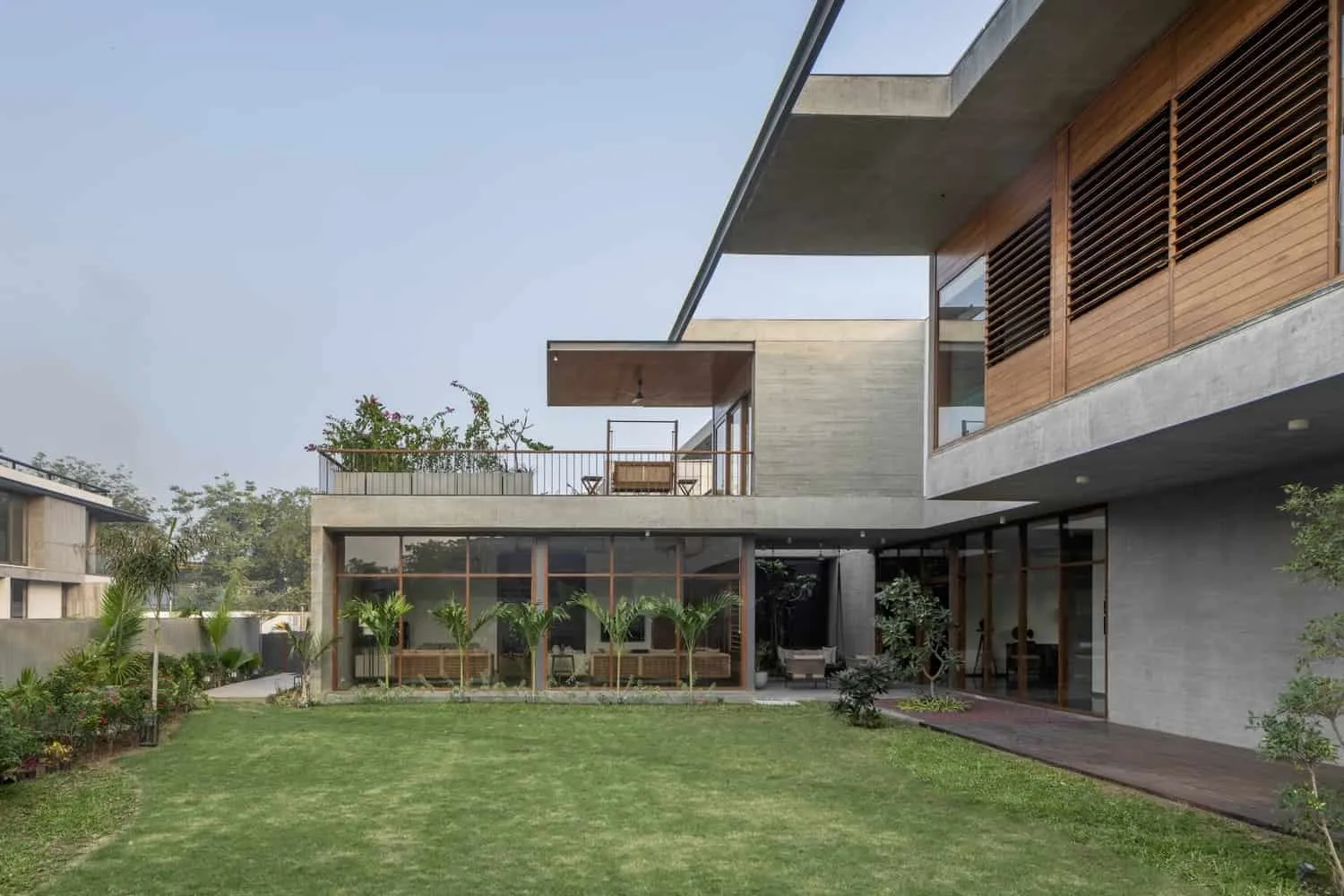The Hovering House by Modo Designs: A Modern L-Shaped Home for Three Generations in Ahmedabad