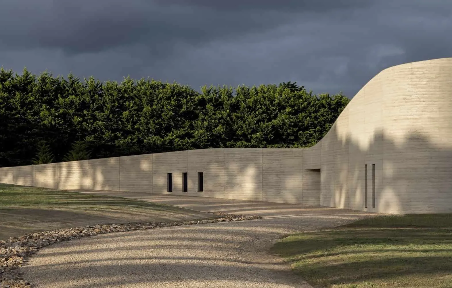 Texture of compressed earth combined with fired timber