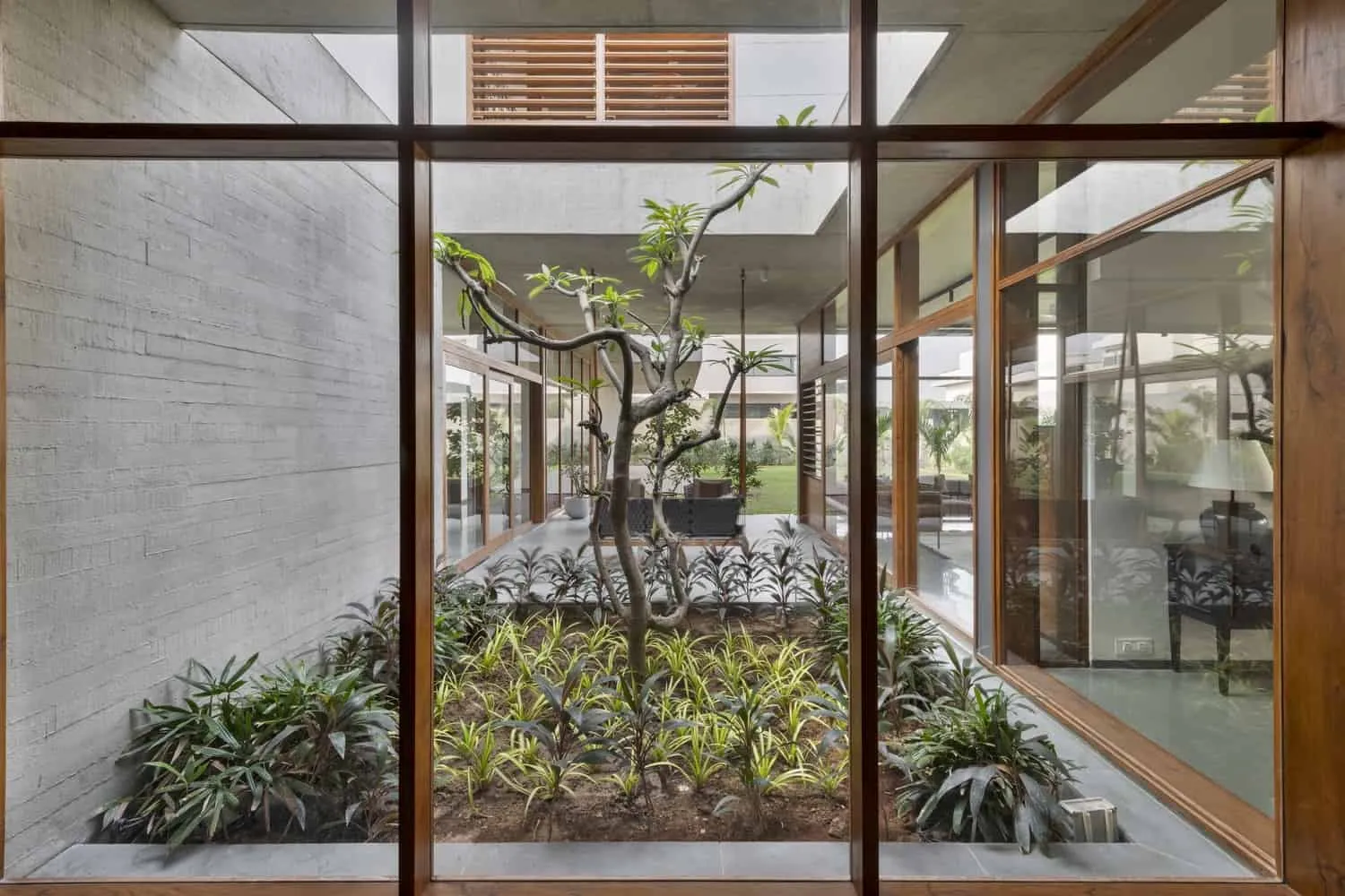 The Hovering House by Modo Designs: A Modern L-Shaped Home for Three Generations in Ahmedabad