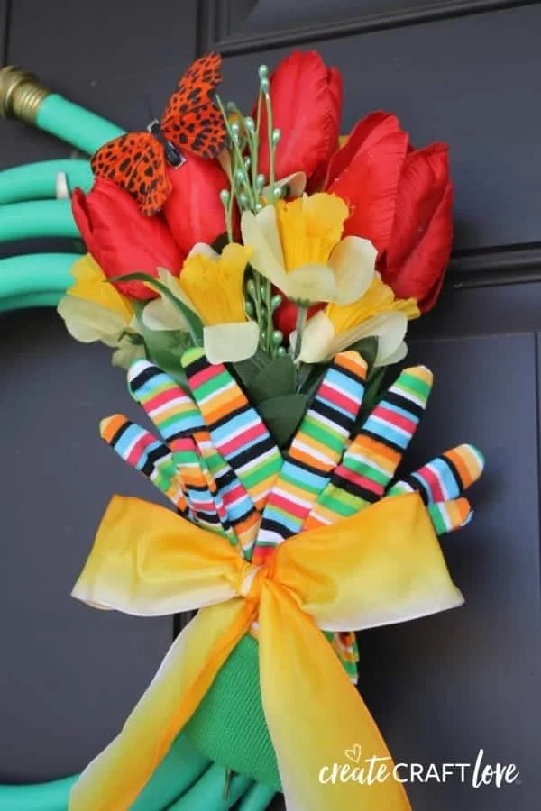 15. DIY ramo primaveral de manguera para terraza