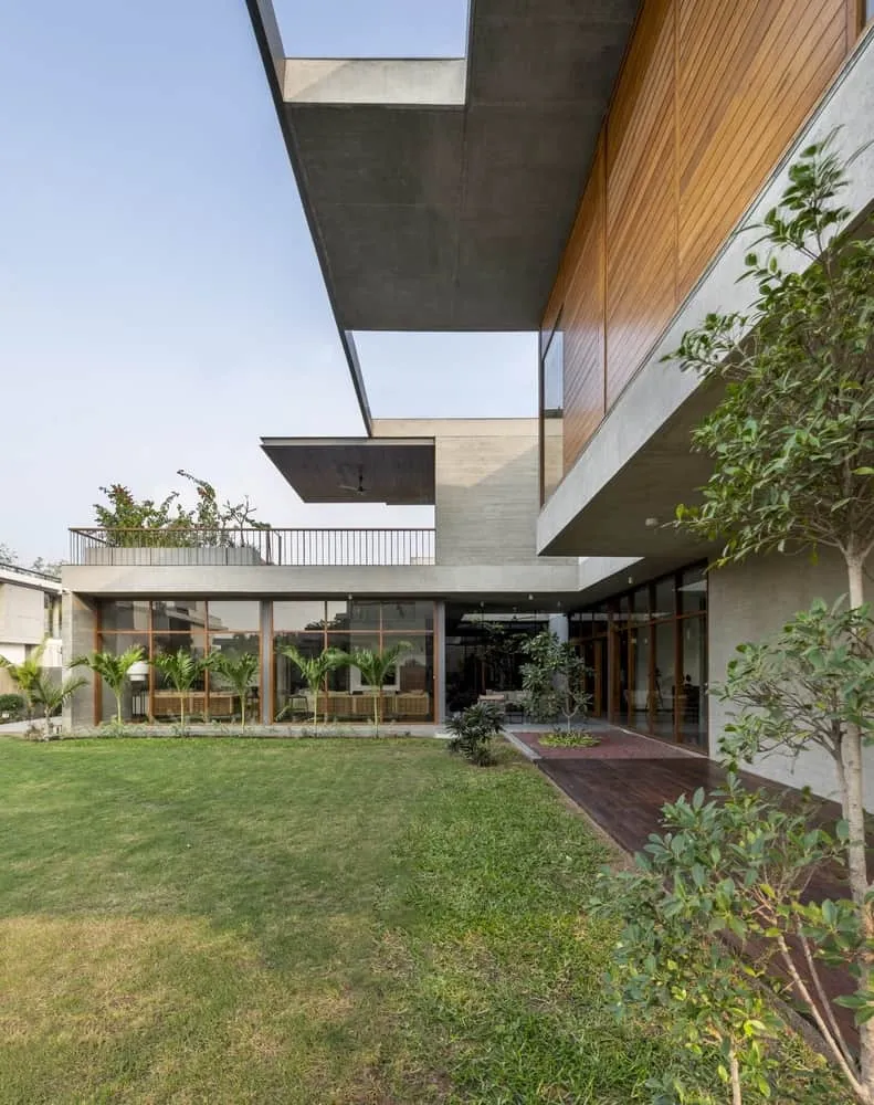 The Hovering House by Modo Designs: A Modern L-Shaped Home for Three Generations in Ahmedabad