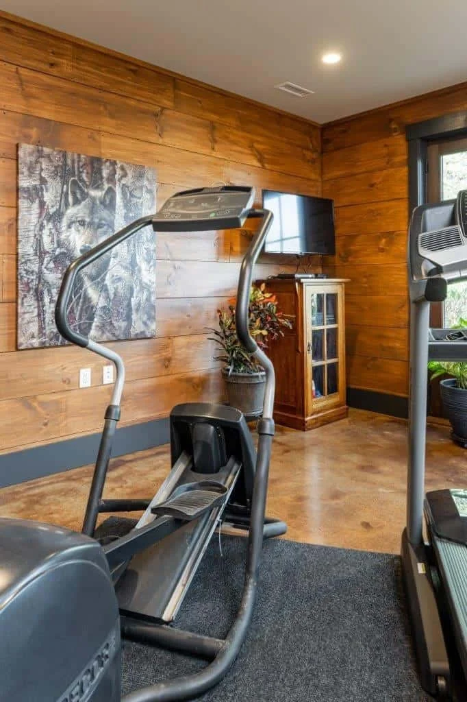 13. Gimnasio y baño principal