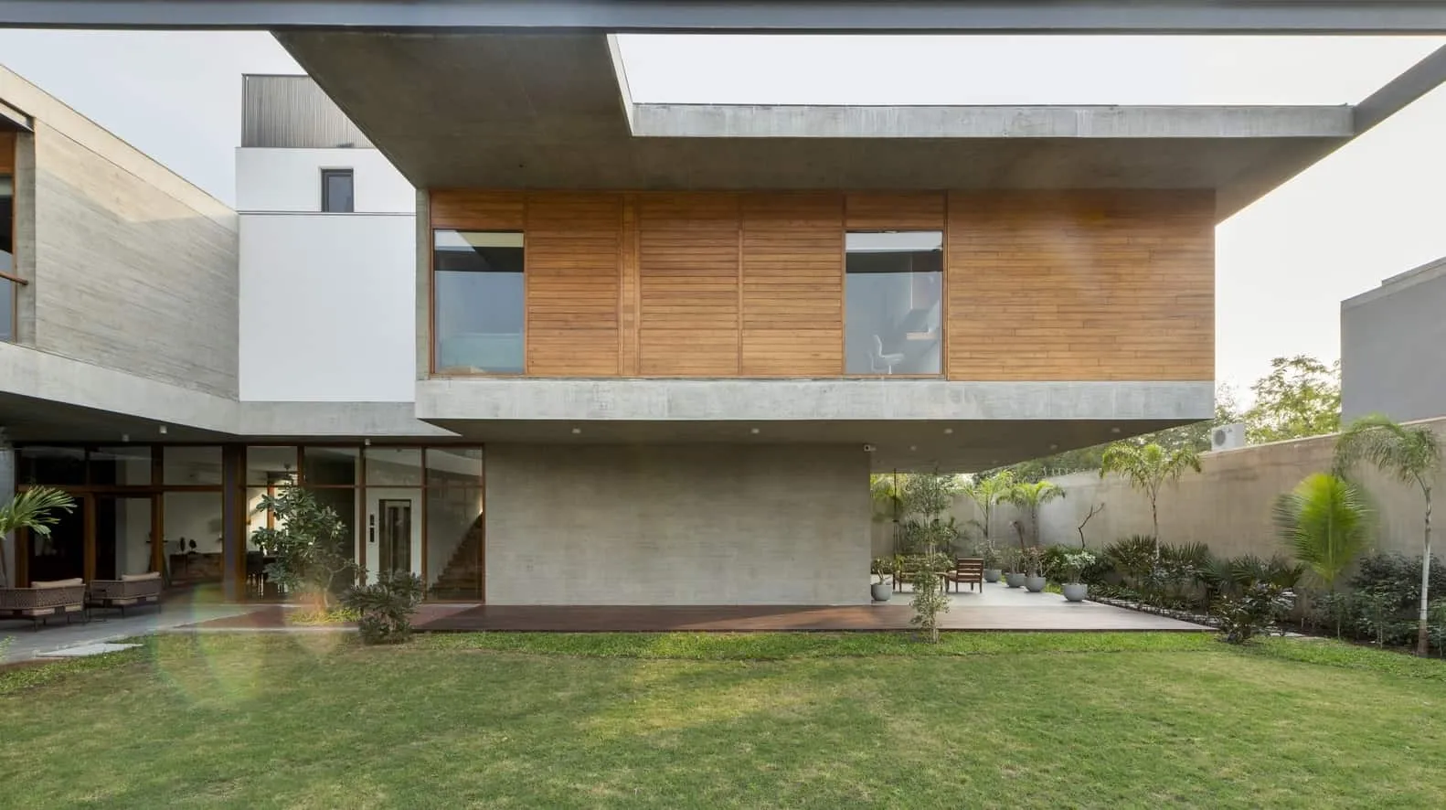 The Hovering House by Modo Designs: A Modern L-Shaped Home for Three Generations in Ahmedabad
