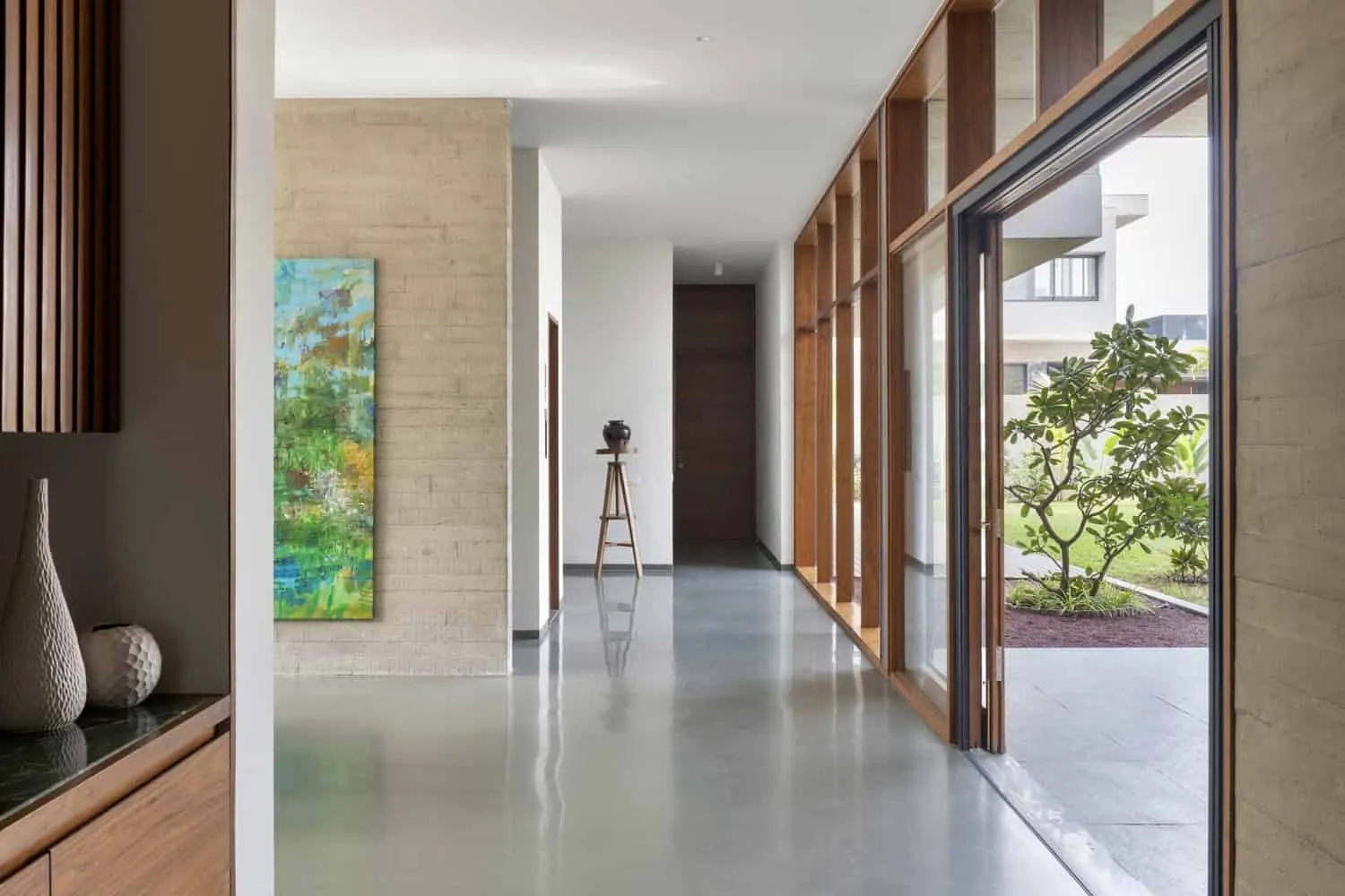 The Hovering House by Modo Designs: A Modern L-Shaped Home for Three Generations in Ahmedabad